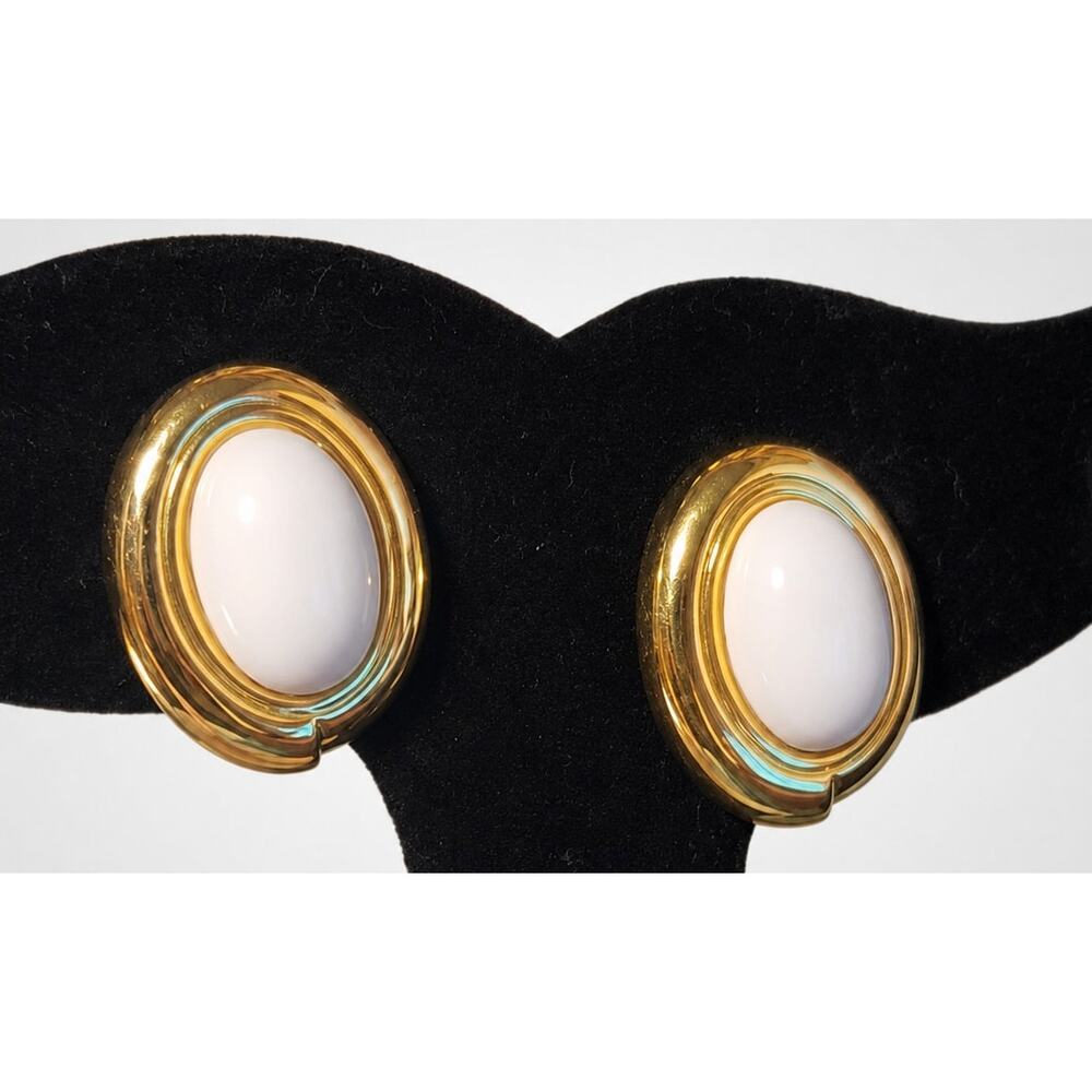 Vintage Monet White Lucite Clip On Earrings Gold Tone Signed 'Classic 3/4" wc-21